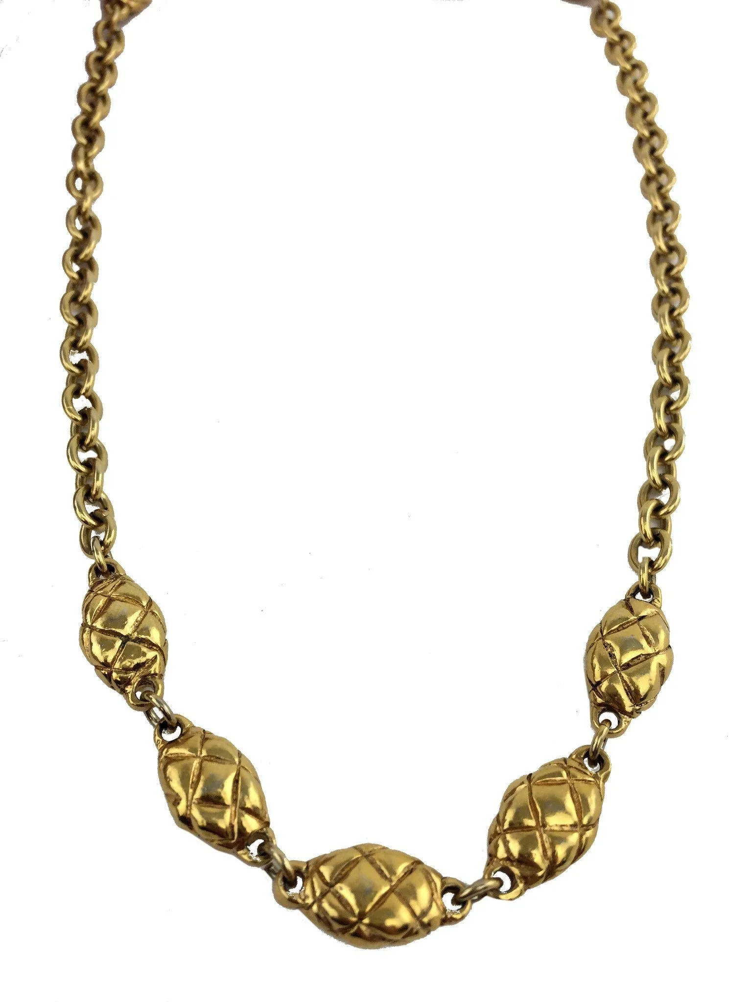 CL Quilted Oval Medallion Station Chain Link Necklace